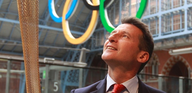 O presidente do Comitê Olímpico das Olímpíadas e Paraolimpíadas de Londres, Sebastian Coe, posa com o protótipo da tocha olímpica na estação St. Pancras