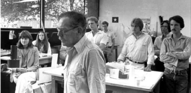 Victor Papanek em sala de aula no Instituto de Arte da Cidade de Kansas, onde ele foi diretor de design de 1976 a 1981