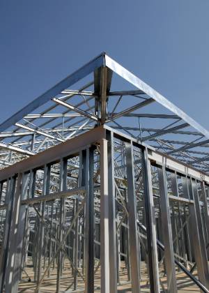 O <i>light steel frame</i> é composto por perfis leves<br> de aço galvanizado dobrados a frio que formam<br> uma "gaiola" onde os outros componentes da construção são anexados