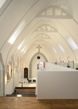 Interior de igreja dessacralizada convertida em loft, na cidade de Utrecht, Holanda, de Zecc Architecten - Christel Derksen_CornbreadWorks
