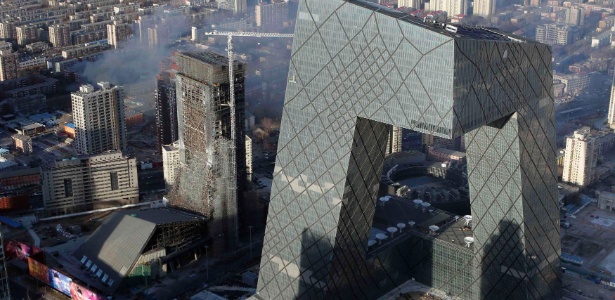 Torre da China Central Television (CCTV) em Beijing, projetada pelo holandês Rem Koolhaas