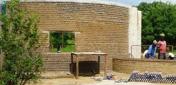 Construções são mais baratas e agridem menos o meio ambiente que as tradicionais - Sam Olukoya/BBC