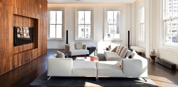 Sala de estar do apartamento reformado por Thaddeus Briner, em Nova York. O living tem luzes fluorescentes reguladas por dimmer instaladas no forro; o sofá  é um modelo Solo, da B&B Italia  - Marco Ricca/The New York Times