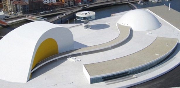 Vista aérea do Centro Niemeyer, localizado no pequeno município de Avilés, na Espanha - BBC