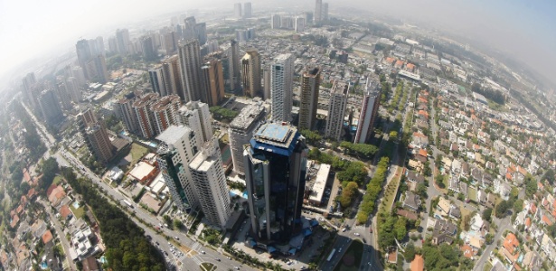Vista aérea do bairro de Alphaville com torres comerciais e residenciais, em Tamboré (SP) - Joel Silva/Folhapress