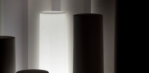 A luminária de mesa Bone, feita de uma porcelana baseada em pó de osso e luminosidade a partir de diodos ou LED"s, foi criada pela designer britânica Emily Johnson - 1882 Ltd./The New York Times